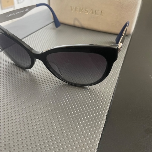 Versace sunglasses - Picture 2 of 4